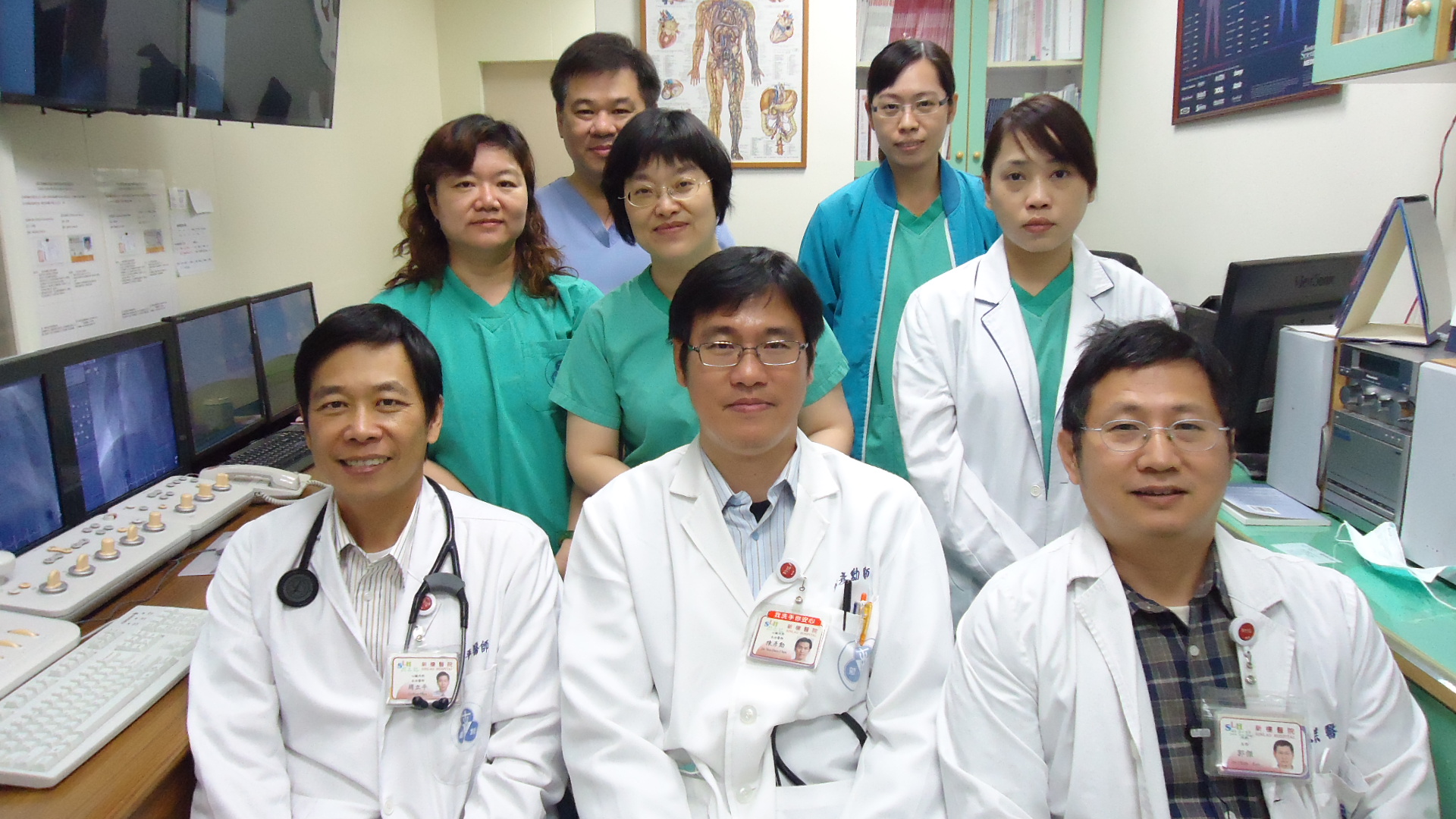 周立平醫師、陳彥勳醫師與郭傑醫師和心導管室團隊