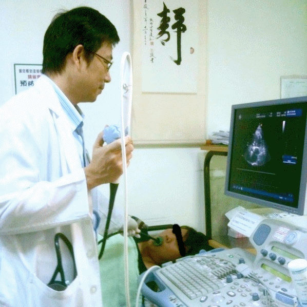 經食道超音波是將探頭由食道腔進入，以得到更精密的心臟影像，請先預約排檢時間，檢查前須禁食6-8小時，檢查前10分鐘會於咽喉處噴局部麻醉藥2-3次。