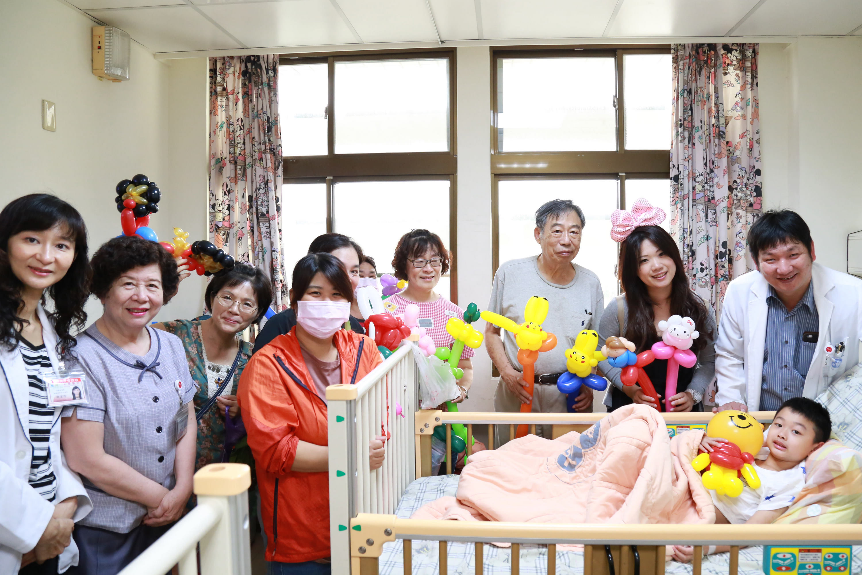 新樓兒科病房邀來小螞蟻教育協會贈送造型氣球