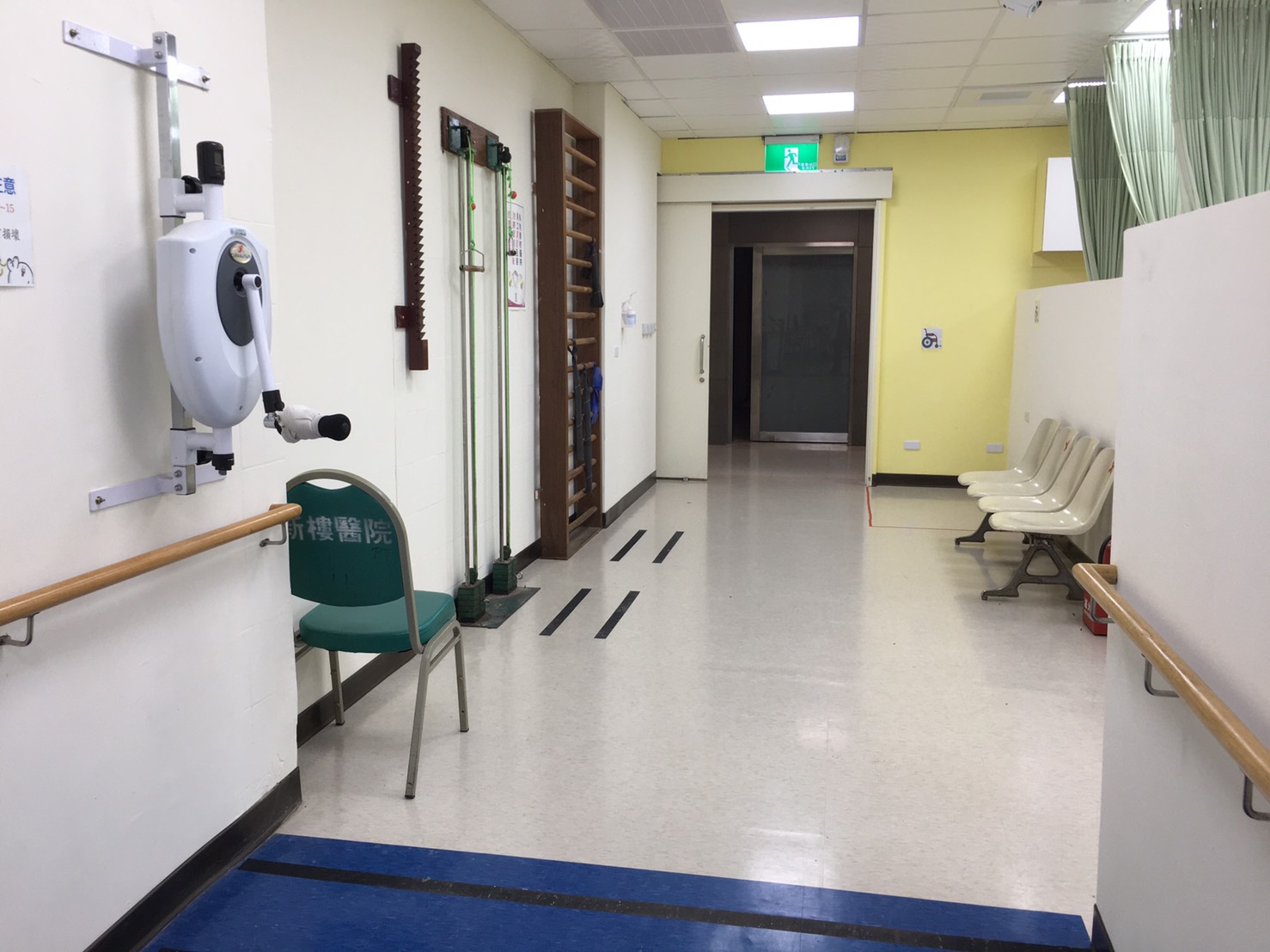 本科運動治療室具有寬廣的空間及各式運動器材