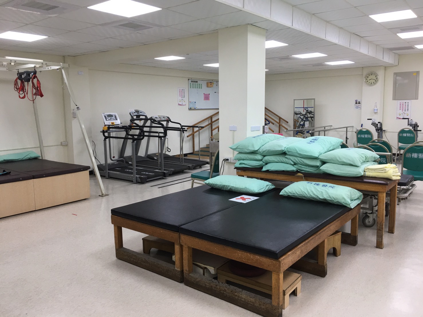 台南新樓復健科治療室位於地下一樓,並有寬敞空間及充足設備