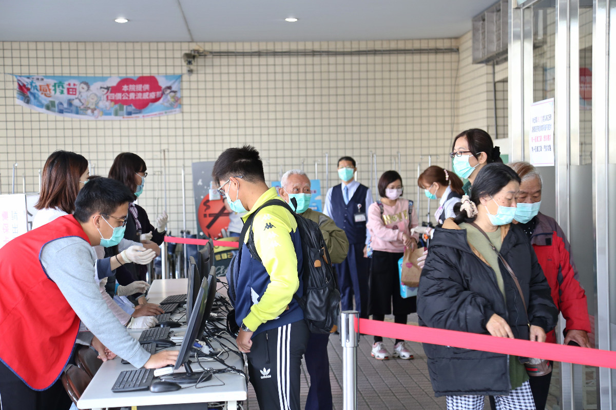 民眾進入台南新樓醫院前請提供健保卡查詢旅遊史