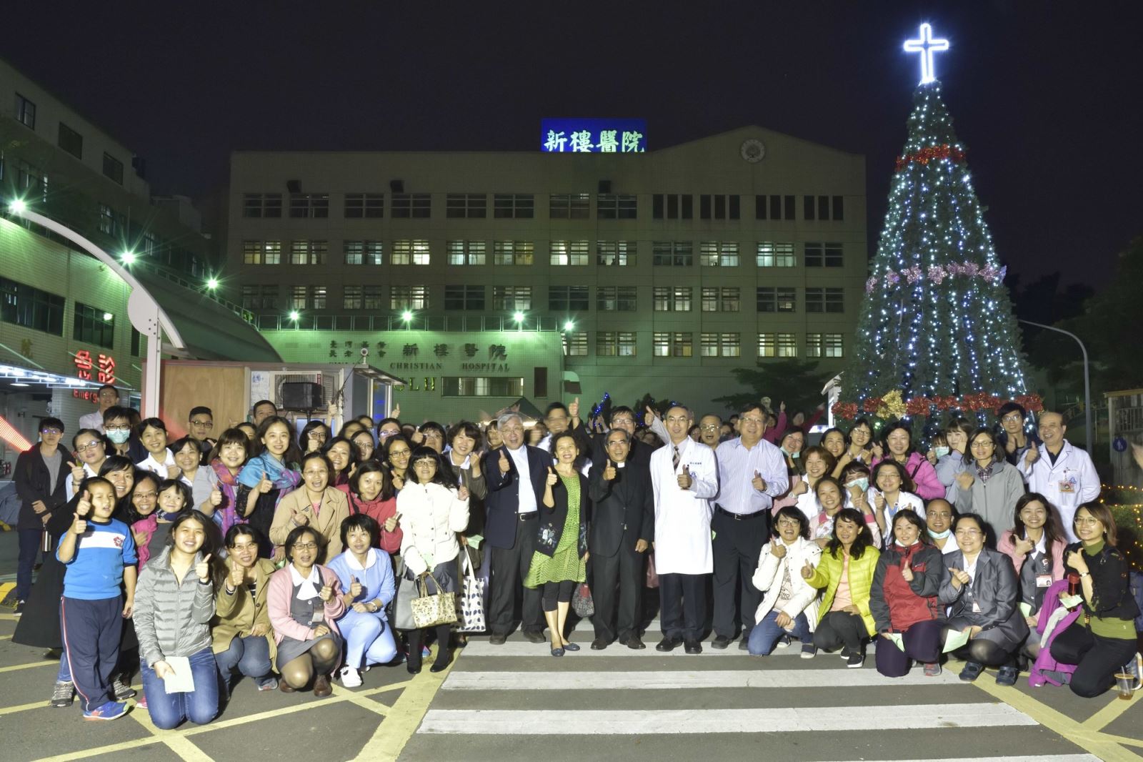 台南新樓醫院點亮院前裝置的聖誕樹，同仁一起興奮見證。